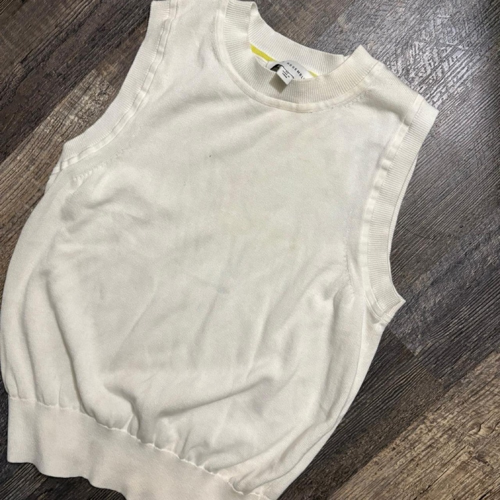 free assembly white‎ top